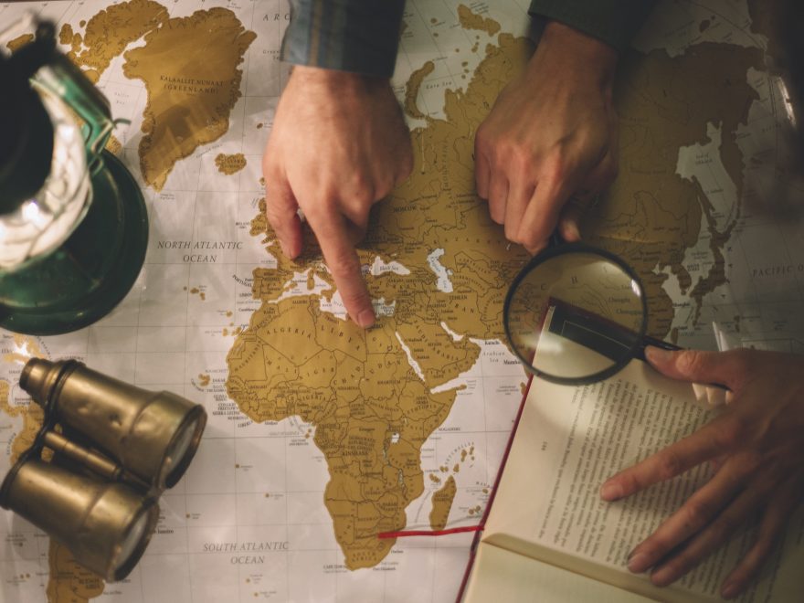 cortar-as-maos-com-a-lupa-no-mapa-880×660